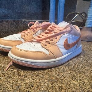 EUC Nike Air Jordan 1 Low Shoes
Women's SZ 7 Sunset Haze/Bright
Citrus